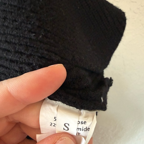 Black Sleeveless Knit Vest - Picture 4 of 4